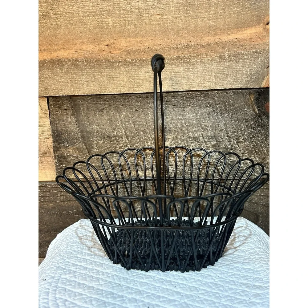 Wicker and Wire‎ Round Basket with Handle 8